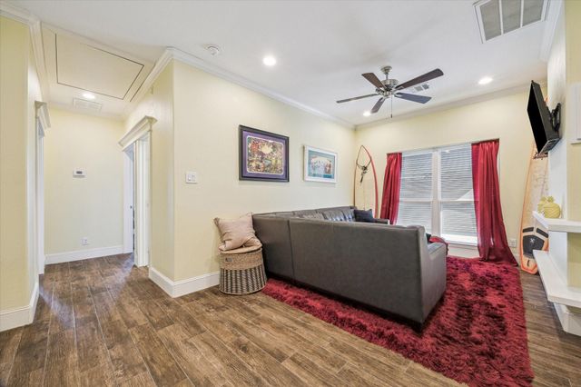 827 Hawthorne Road, Clear Lake Shores, TX 77565