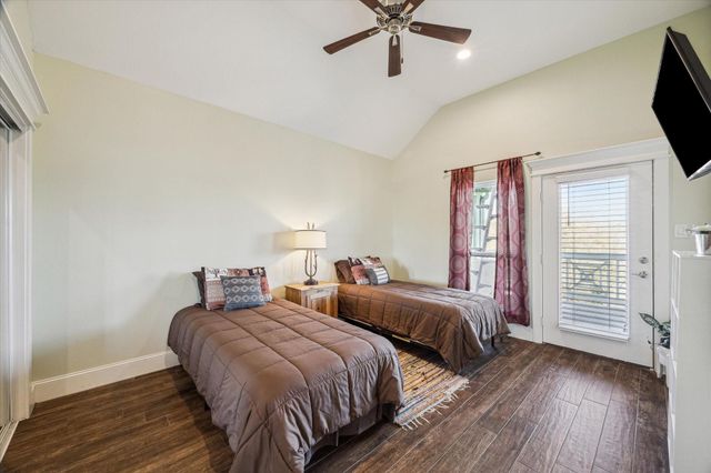 827 Hawthorne Road, Clear Lake Shores, TX 77565