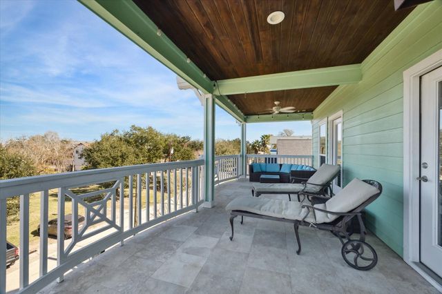 827 Hawthorne Road, Clear Lake Shores, TX 77565