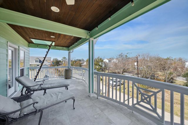 827 Hawthorne Road, Clear Lake Shores, TX 77565