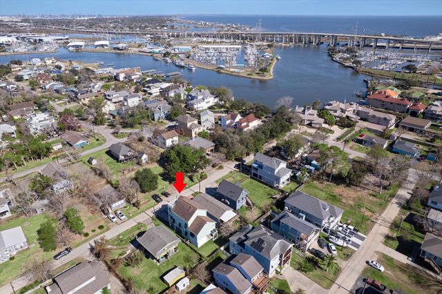 827 Hawthorne Road, Clear Lake Shores, TX 77565