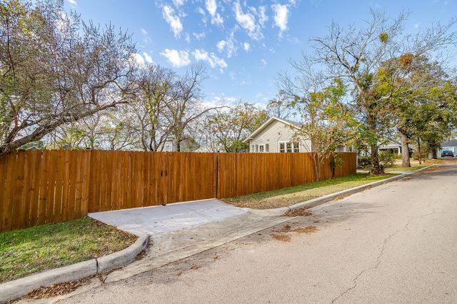 116 E Akard Street, Weatherford, TX 76086