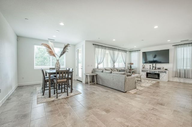 1122 Creekside Avenue, Madera, CA 93636