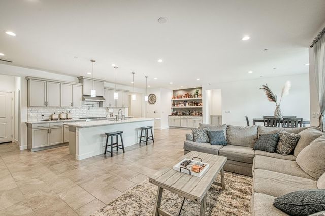 1122 Creekside Avenue, Madera, CA 93636