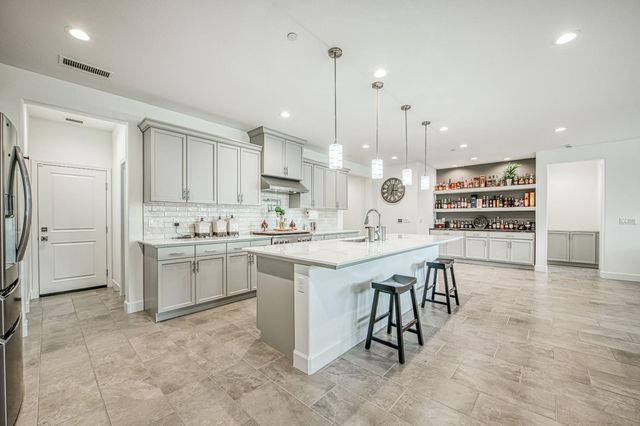 1122 Creekside Avenue, Madera, CA 93636