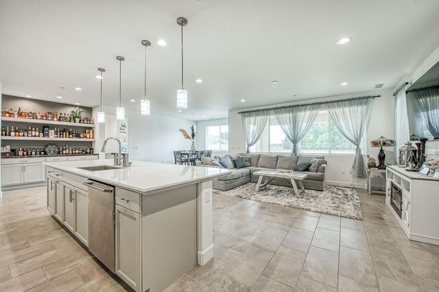 1122 Creekside Avenue, Madera, CA 93636