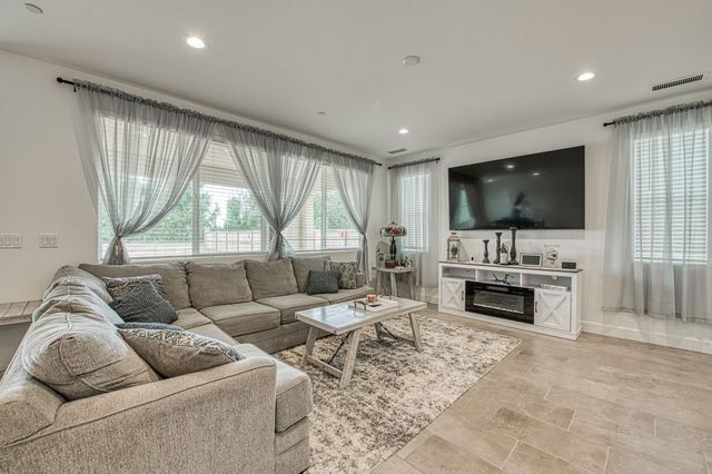 1122 Creekside Avenue, Madera, CA 93636