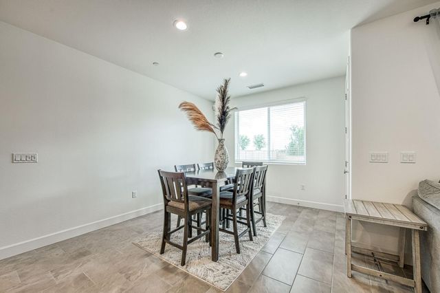 1122 Creekside Avenue, Madera, CA 93636