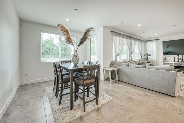 1122 Creekside Avenue, Madera, CA 93636
