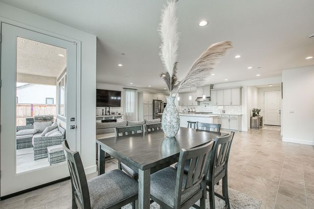 1122 Creekside Avenue, Madera, CA 93636