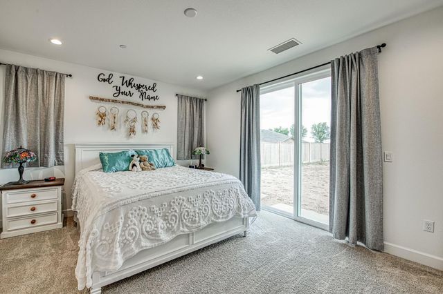 1122 Creekside Avenue, Madera, CA 93636