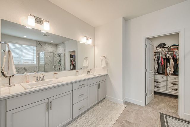 1122 Creekside Avenue, Madera, CA 93636