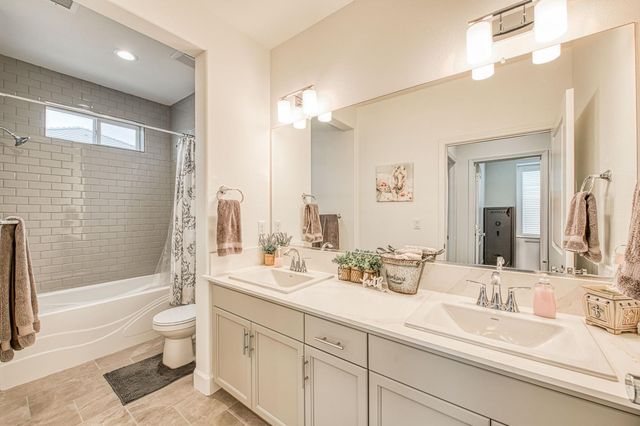1122 Creekside Avenue, Madera, CA 93636