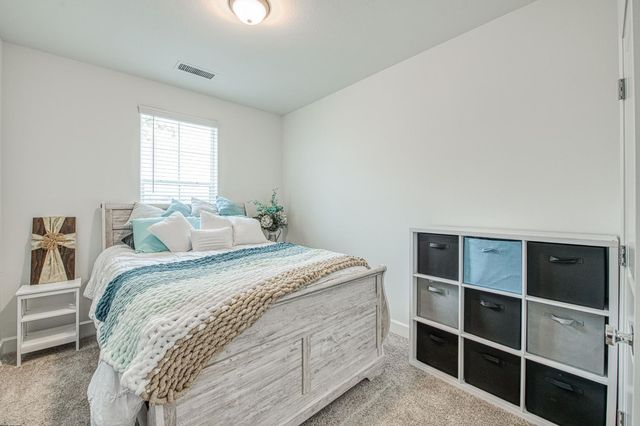 1122 Creekside Avenue, Madera, CA 93636