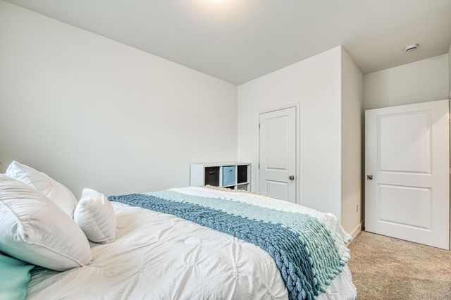 1122 Creekside Avenue, Madera, CA 93636