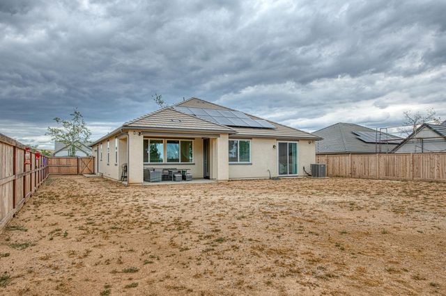1122 Creekside Avenue, Madera, CA 93636