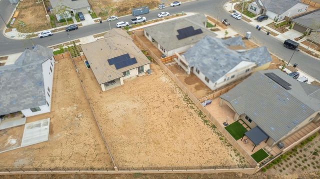 1122 Creekside Avenue, Madera, CA 93636