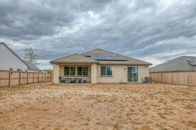1122 Creekside Avenue, Madera, CA 93636