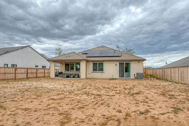1122 Creekside Avenue, Madera, CA 93636