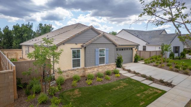 1122 Creekside Avenue, Madera, CA 93636
