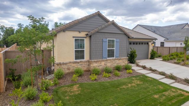 1122 Creekside Avenue, Madera, CA 93636