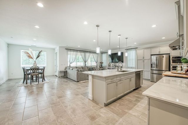 1122 Creekside Avenue, Madera, CA 93636