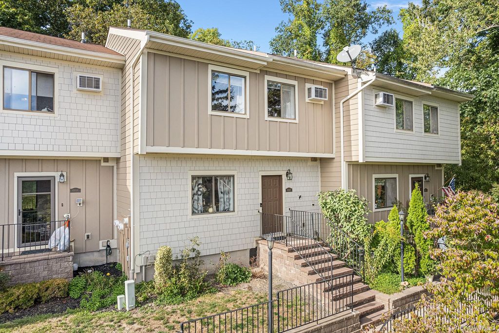 6807 Chelsea Cove N, Hopewell Junction, NY 12533