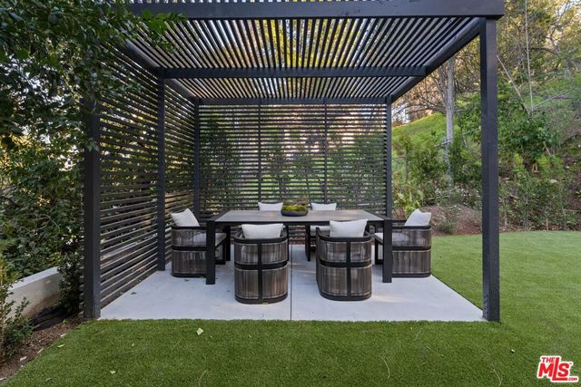 16708 Chaplin Avenue, Encino, CA 91436