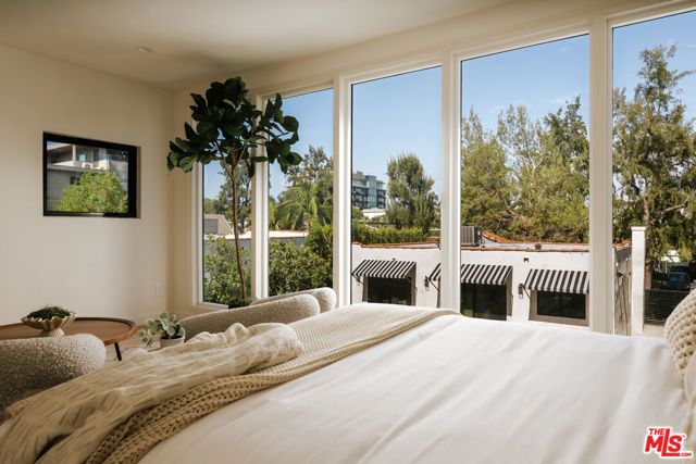 129 N Almont Drive, Los Angeles, CA 90048