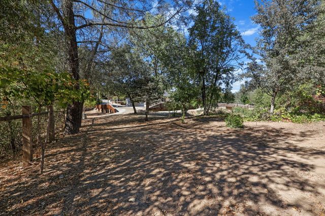 21080 Joanna Way, Redding, CA 96003