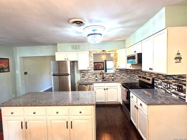 205 TRUDY LN, Universal City, TX 78148