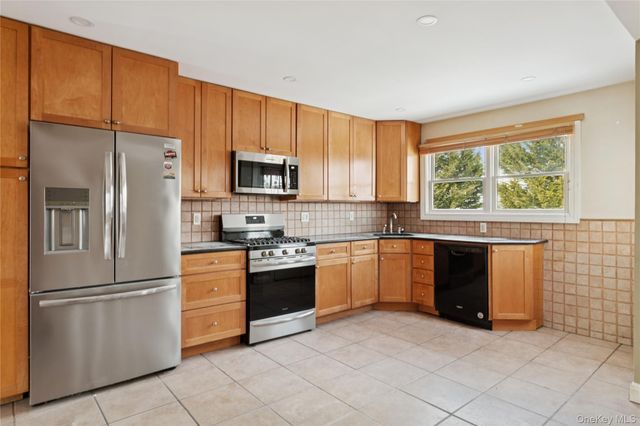 4274 Broadway, Island Park, NY 11558