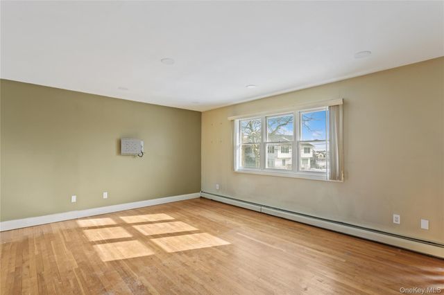4274 Broadway, Island Park, NY 11558