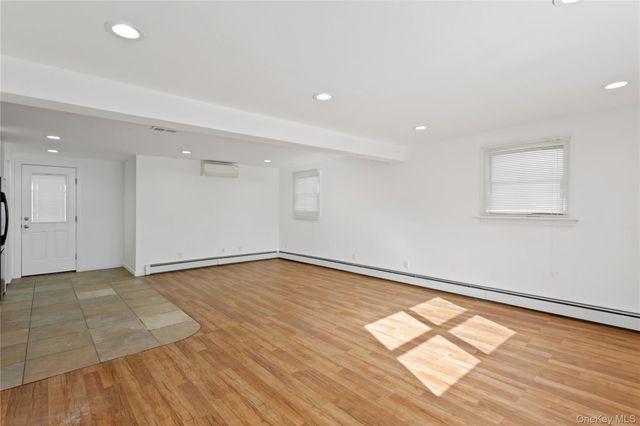 4274 Broadway, Island Park, NY 11558