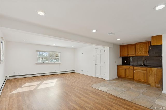 4274 Broadway, Island Park, NY 11558