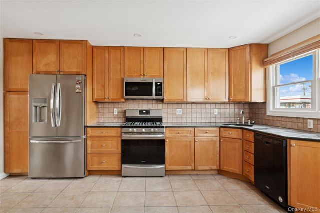 4274 Broadway, Island Park, NY 11558