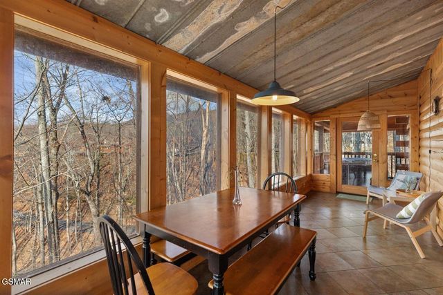 923 Pine Cone Way, Gatlinburg, TN 37738