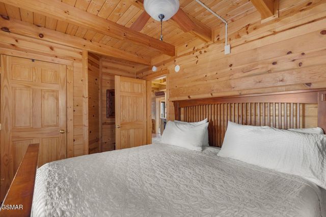 923 Pine Cone Way, Gatlinburg, TN 37738