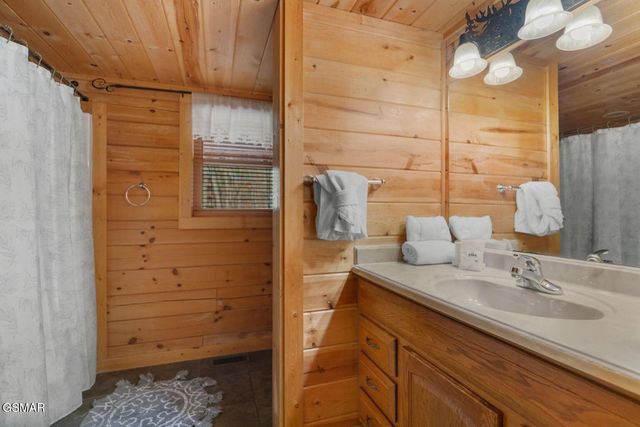 923 Pine Cone Way, Gatlinburg, TN 37738