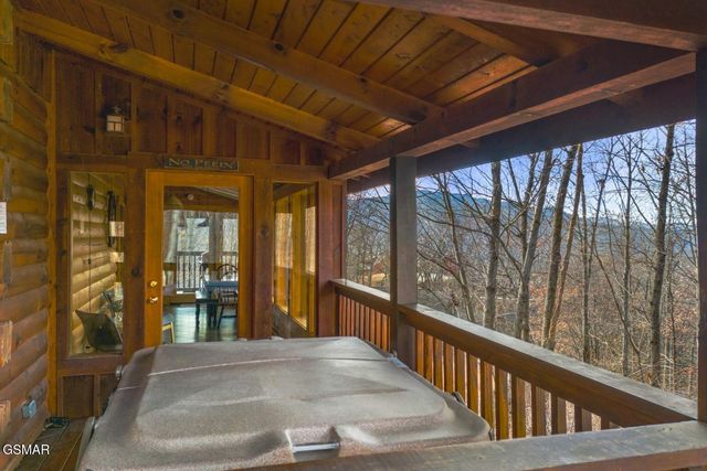 923 Pine Cone Way, Gatlinburg, TN 37738