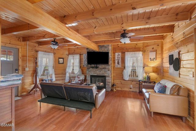 923 Pine Cone Way, Gatlinburg, TN 37738