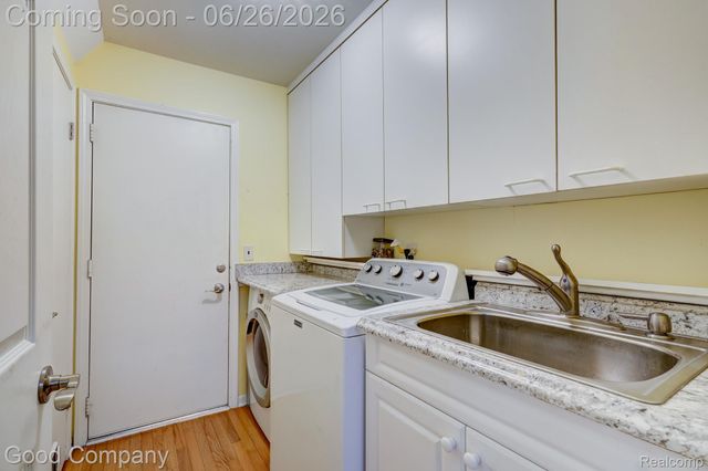 35868 Smithfield Court, Farmington, MI 48335