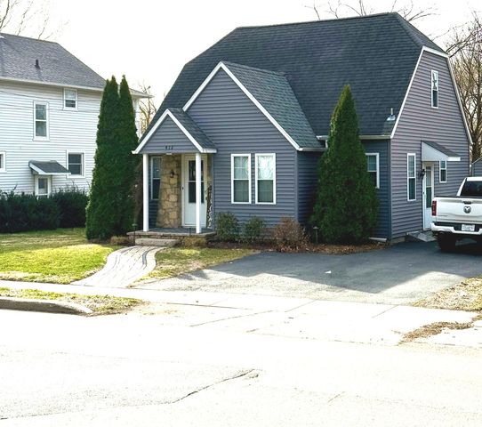 412 E Bradshaw Street, Dixon, IL 61021