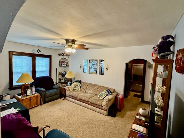 412 E Bradshaw Street, Dixon, IL 61021