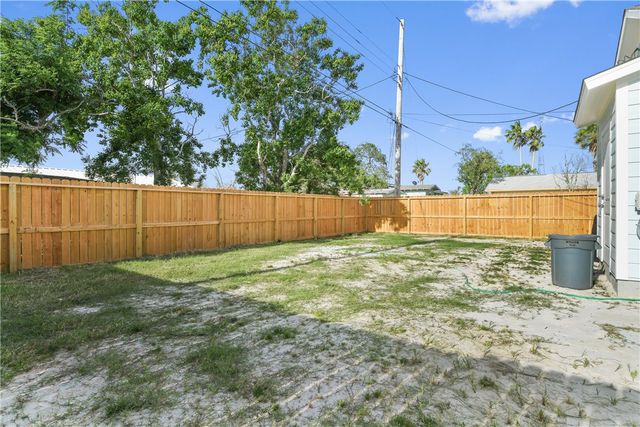 300 Rustic Oak, Rockport, TX 78382