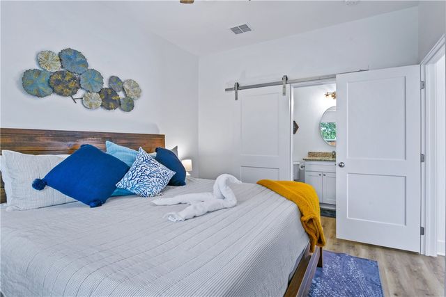 300 Rustic Oak, Rockport, TX 78382