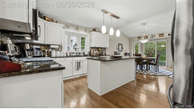 1085 Bloomview Circle, Rochester, MI 48307