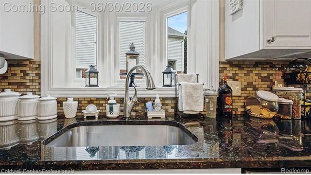 1085 Bloomview Circle, Rochester, MI 48307