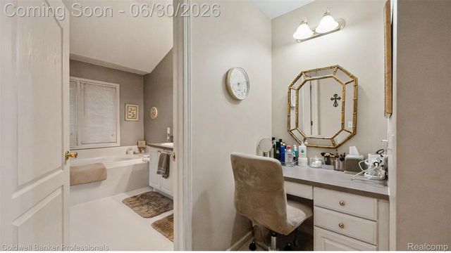 1085 Bloomview Circle, Rochester, MI 48307