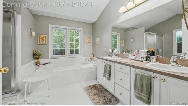 1085 Bloomview Circle, Rochester, MI 48307